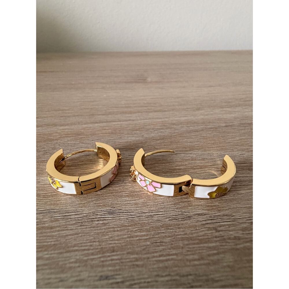 New Tory Burch Floral Enamel Logo Hoop Earrings Gold White Pink Blue - Picture 5 of 9